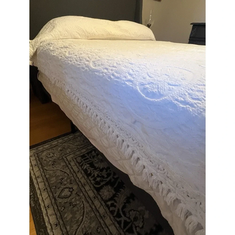 Vintage Cannon Matelasse Bedspread White Medallions Floral Fringe Twin